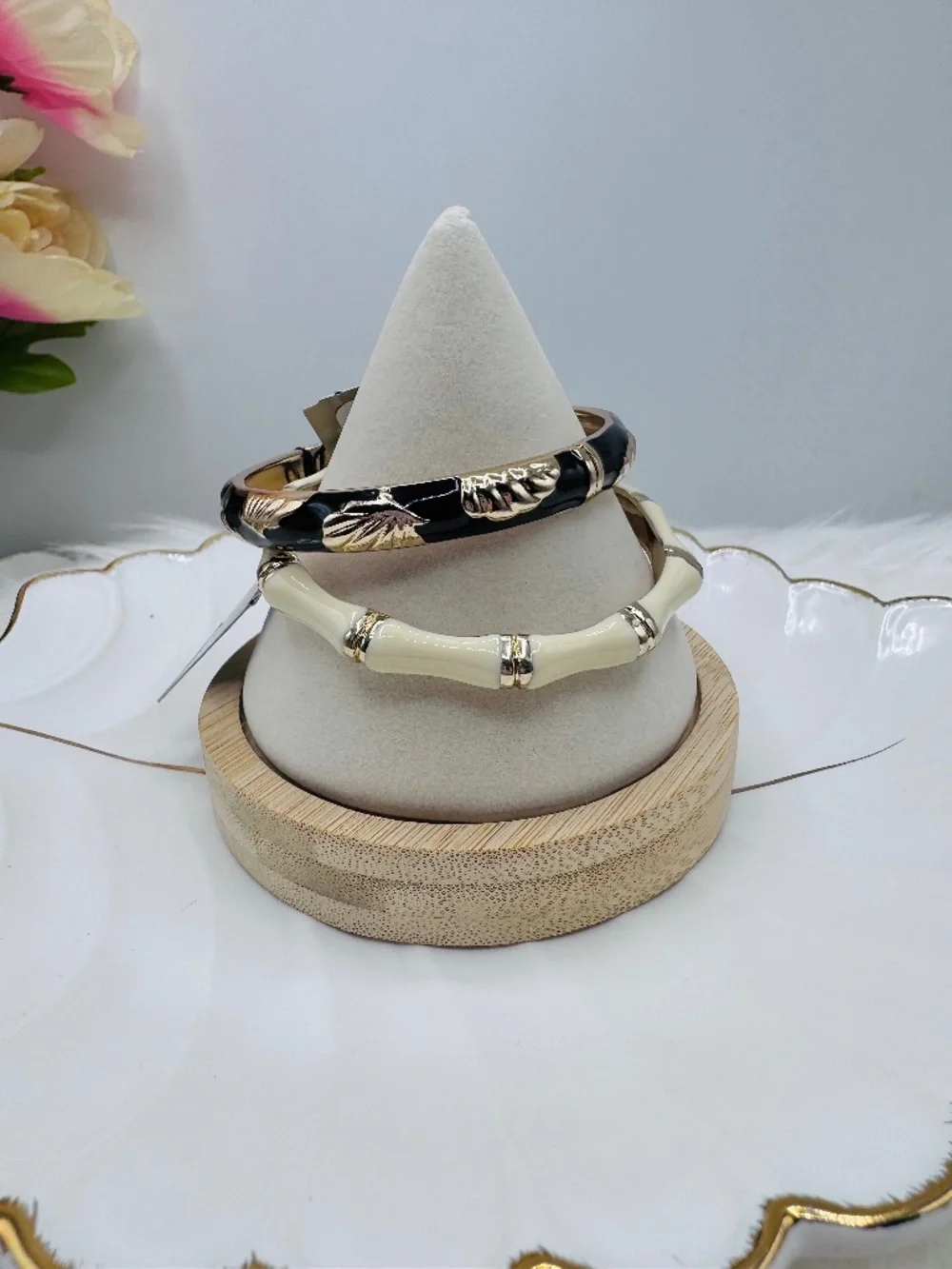 Sequin Nordstrom Brand - Set of 2 Gold Tone Enamel Bangles – Black & Ivory